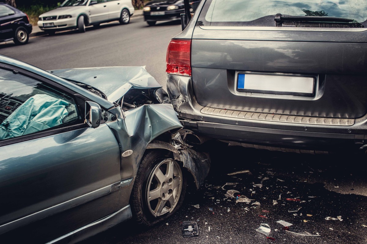 accidente-coche-choque-vehículos-por-detrás-alcance-accidente